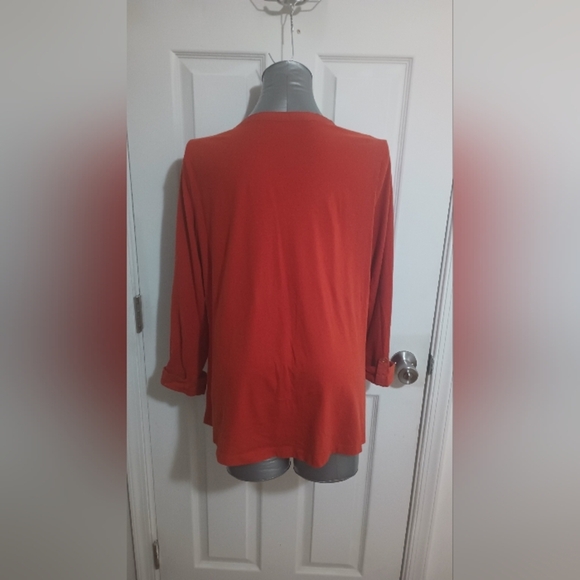 Stylish Red Button-Up Blouse - Picture 3 of 4